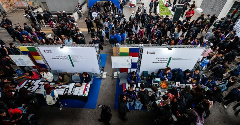 Más de 1.500 postulantes asistieron a la primera jornada de la feria de orientación de la U. de Chile